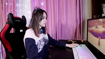 Gamer Girl Sucks Cock And Gets Cum On Pretty Face
